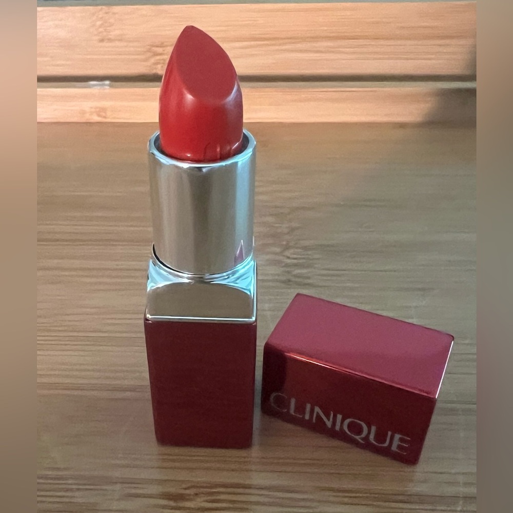 Clinique Pop Reds in Red Carpet - Picture 4 of 8